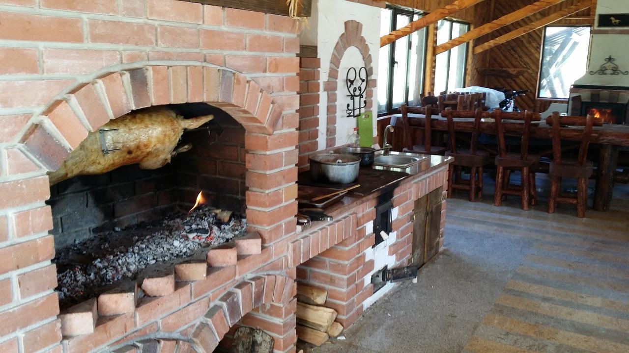 Vila Cabana Barlogul Lupilor Berevoesti Exteriér fotografie