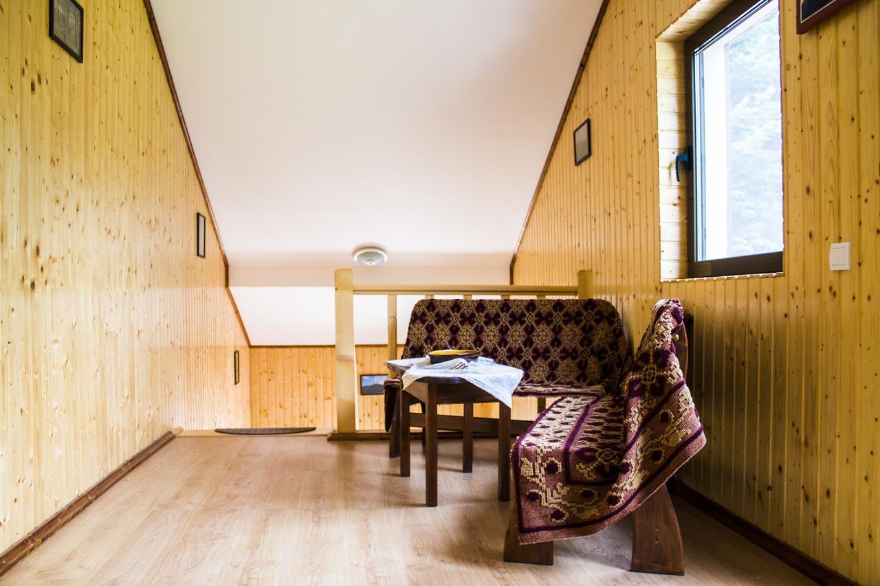 Vila Cabana Barlogul Lupilor Berevoesti Exteriér fotografie